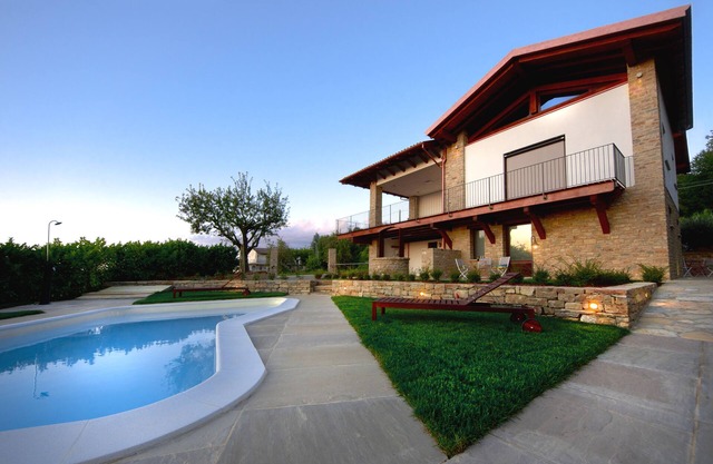 Paar Studio-Apartments in der Langhe mit Pool, Panoramaterrasse und Grünfläche