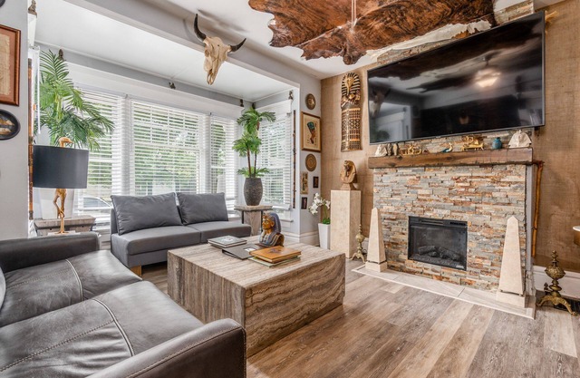 Palace Ramses: OSU/SOHUD Luxury Home w/ Barcade/Gym/Throne/ 1st Flr Master Suite