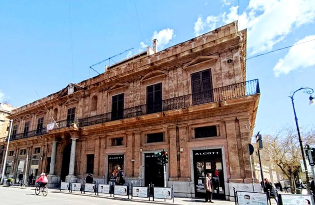 Großes Doppelzimmer vor dem Teatro Massimo | Parken innerhalb des Gebäudes