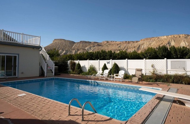 Palisade Peach Orchard Farmhouse w/Pool & Spa 18+