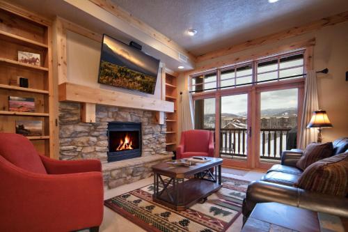 Palisades Lodge Suite 206
