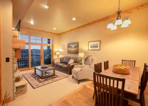 Palisades Lodge Suite 207