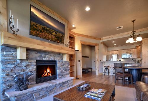 Palisades Lodge Suite 308