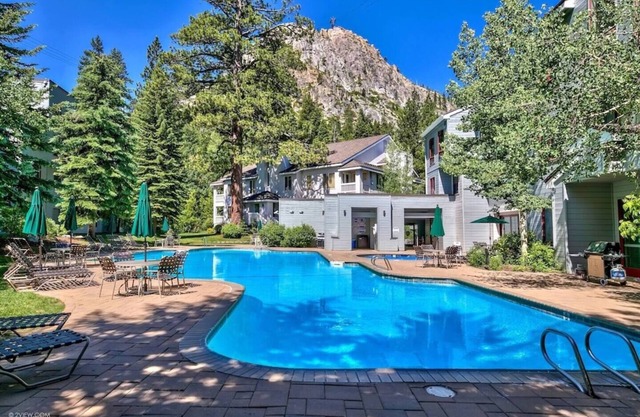 Palisades Tahoe Lodge: Ski-in/ski-out Studio w/ Hot Tubs and Pool