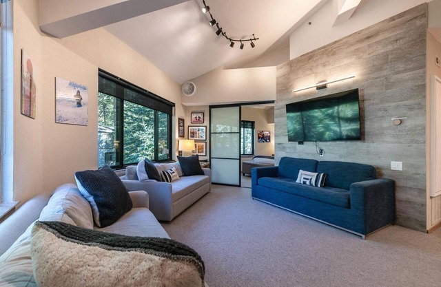 Palisades Tahoe Lodge: Newly Upgraded Ski-in/out 1 BR condo / full kitchen