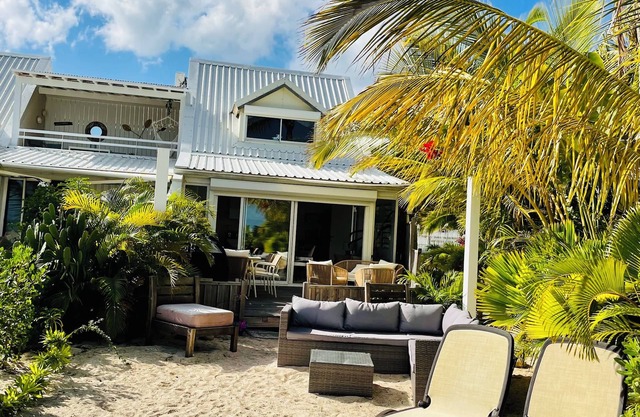 Palm Beach House - Stunning 3 Bedrooms beachfront