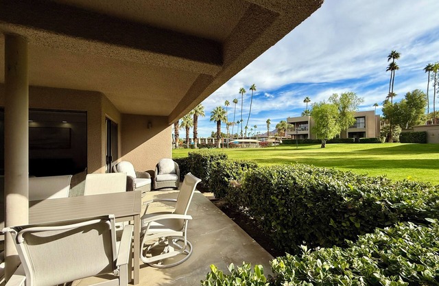 Palm Desert 2BR Condo at Shadow Mountain! Pools, Golf, Walk to El Paseo