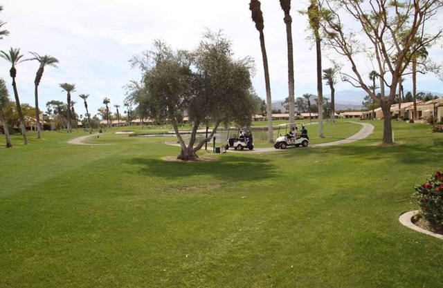 Tomar un vaso de vino y disfrutar de las vistas del lago!