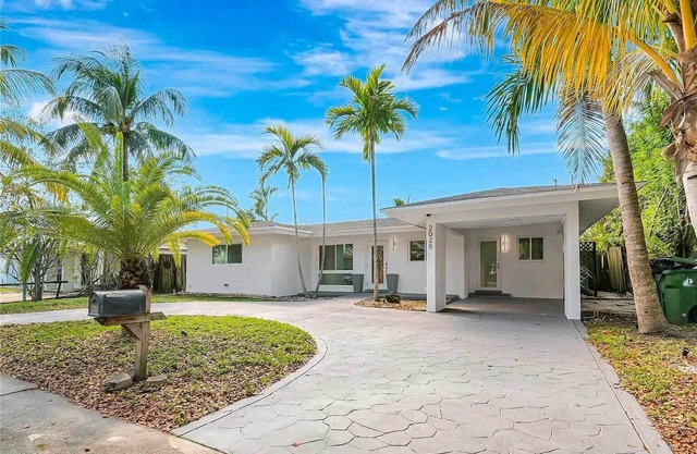Palm House near Beach, Game Room, Pool & King Beds