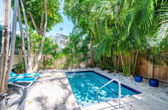 Palm Isle: Tropical 2nd-Floor Unit, Shared Heated Pool, Near Duval St, Historic Seaport & Beaches