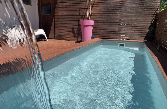 Apartment-Familie-Ensuite Dusche-Blick auf die Landschaft-Lodge Palmier
