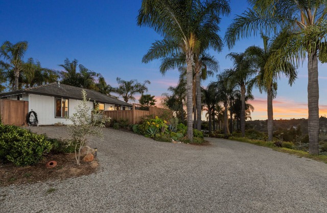 Palm & Oak - Detached Guest House - Mountain Views