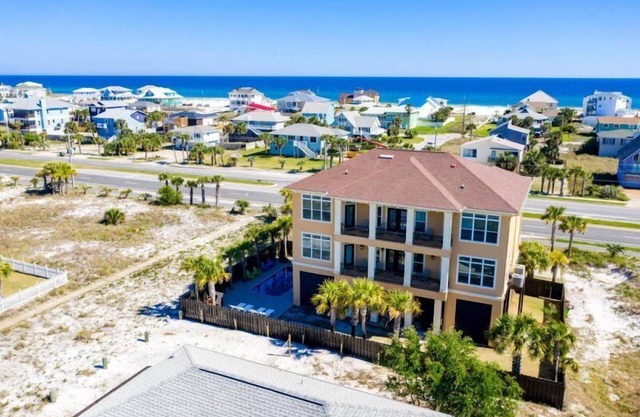 Palm Palace: Private Pool, Elevator, Pet Friendly!