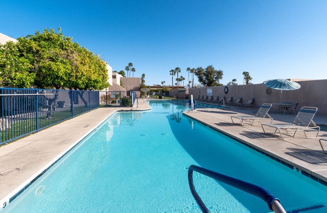 Palm Springs Desert Gem! Outdoor Pool, Full Kitchen, Free Parking!