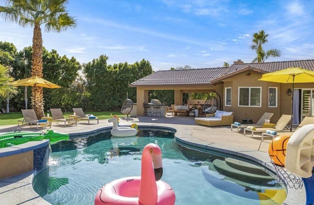 Palm Springs Modern Retreat - Amazing Backyard