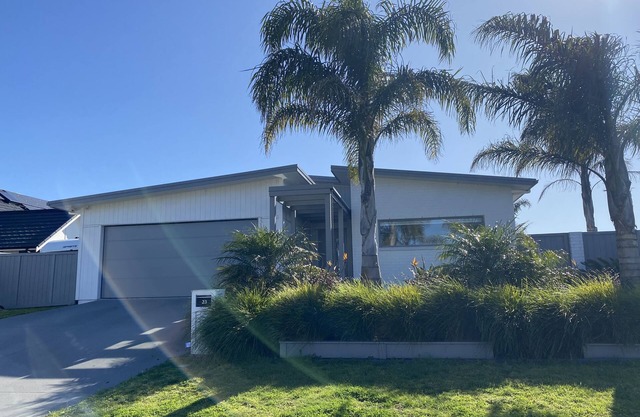 Palm Springs Paradise in Papamoa - close to shops, beach and waterways
