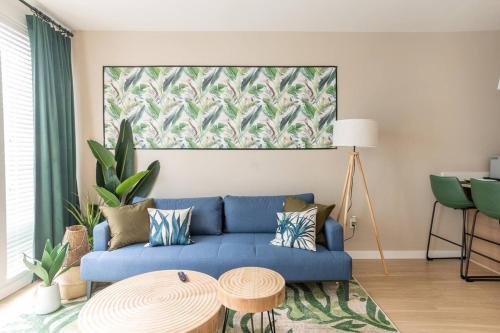 Palm Theme King Bed Paid Garage 55" 4k Smart T