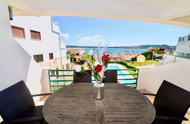 Palm Tree -Apartment mit Meerblick, 65 m. vom strand mit pool und garage