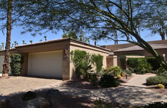 Palm Valley, beautifully remodeled 2 BD 2 BA Condo with golf cart on 6th fairway