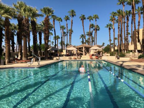 Palm Valley Country Club, Pickleball, Tennis, Gym, Clubhouse, Swimming Pools, Lux, Spac 2 Bdrms Den 2 Ba