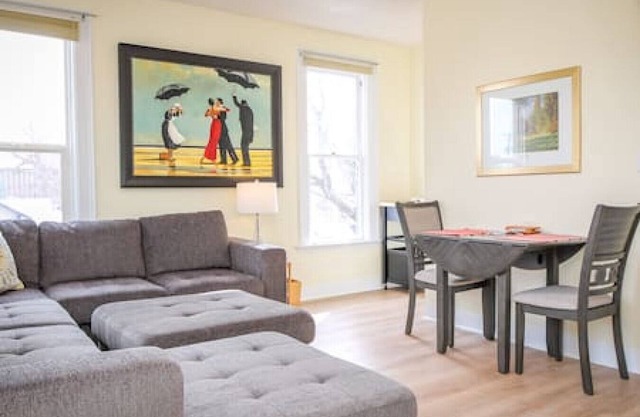 Palmer House, Studio 2, Cozy Downtown Space, Sleeps 4!
