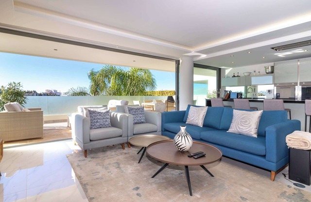 Palms nº 10 - Deluxe Three Bedroom, Terrace, Communal Pool, Air Conditioning, Wi