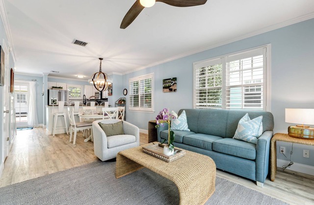 "PALMS AWAY" ~ Truman Annex Townhome mit Außenterrasse und Gemeinschaftspool!