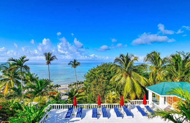 Palms Cottage at Viking Hill Resort with Pool