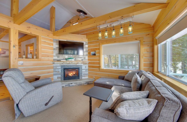 Palmyra Cottage w/ Deck on Whites Pond!