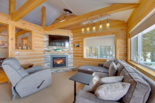 Palmyra Cottage with Deck on Whites Pond!