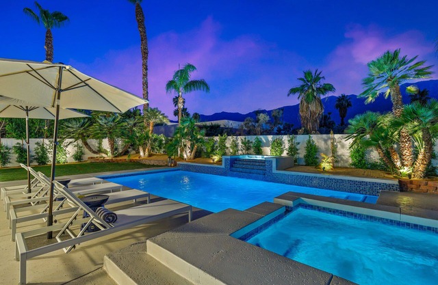 'Paloma House' 5 BR w/ pool, spa & views!