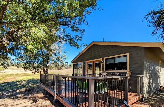 Paloma's Cottage Enjoy Julian's Beautiful Spring at the Farm, Pond, and Orchard.