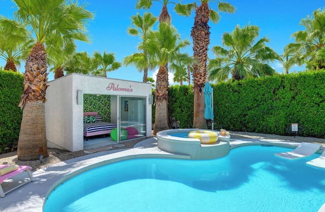 Paloma's Paradise - NEW LISTING! Vintage glamour meets Mid-Century Style