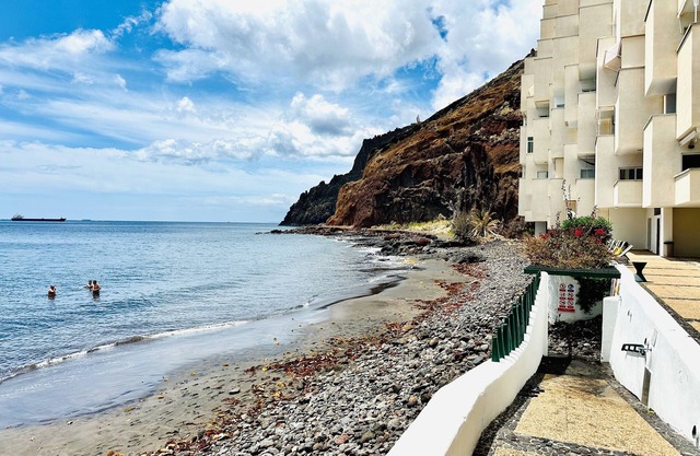 Pambnb - Modern Beachfront Apartment Hideaway
