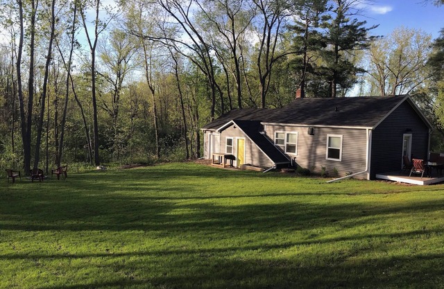 Pamperin Park Cottage - House, Completely Updated Minutes to Lambeau