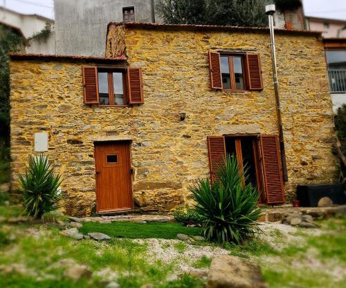 PampiHouse, casa de xisto junto ao rio