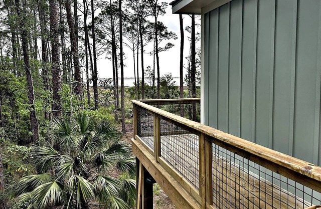 Waterfront Treehouse ⭐️ Walk to Rockin Reds