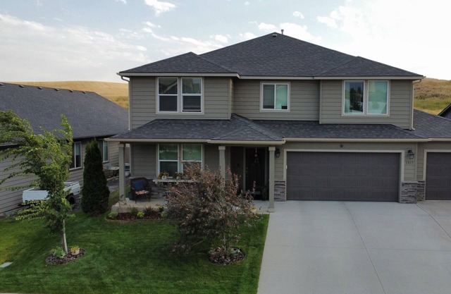 Panorama House - over 3200 SQ/ft of living space. Family- and Pet-friendly!