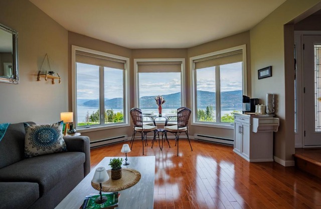 Panoramic Acres B & B - Lake & Mountain Views