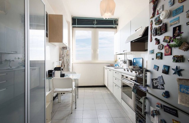 Panoramapartment auf dem Wolkenkratzer mit Balkon