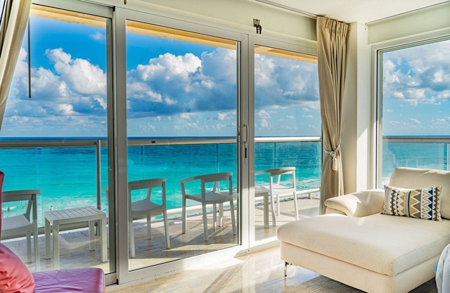 Panoramic Beachfront Studio w/ Breathtaking Ocean Views & Top Location