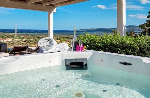 Panorama-Ferienwohnung "Isuledda" mit Meerblick, Gemeinschaftspool und Klimaanlage