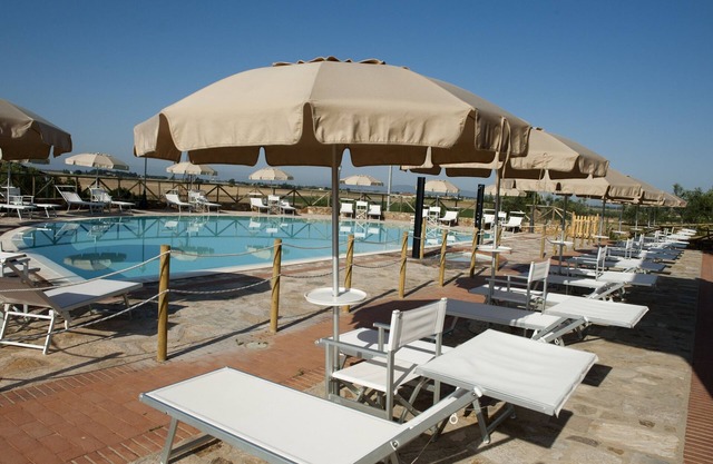 Apartamento panorámico de tres habitaciones con jardín, piscina, tenis, en el campo cerca del mar y servicios.