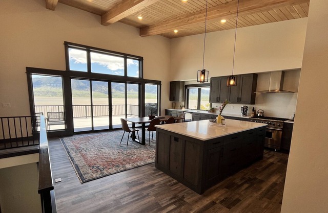 Private Home Retreat on Ennis Lake!