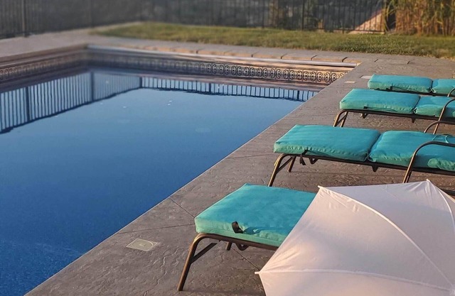 Luxurious Villa/Panoramic Lake view/ Heated Salt Pool