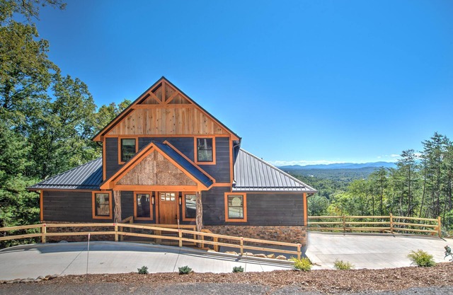 Panoramic Mountain Views!-Fenced Yard-Hot Tub-10 Minutes to Downtown Asheville