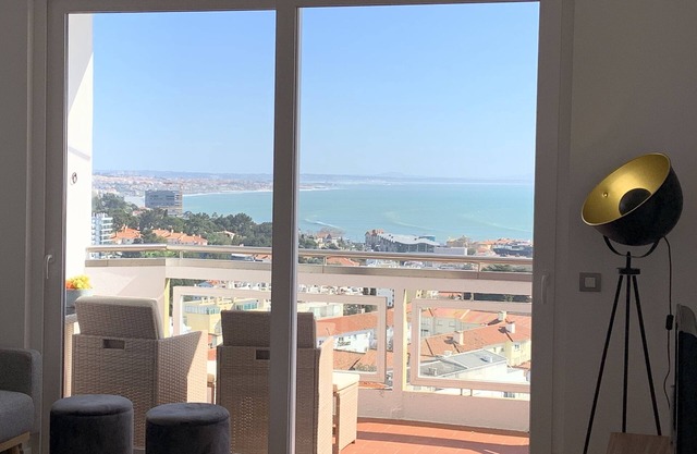Passend zu Balkon, Panoramablick auf das Meer und Cascais