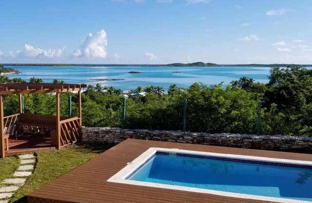 Luxusvilla mit Panoramablick auf das Meer und Pool mit Blick auf Palm Bay