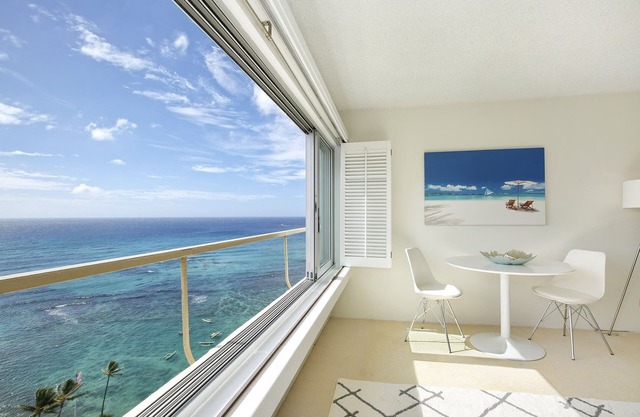 20th Floor, Quiet End of Waikiki, Beachfront with Diamond Head View!