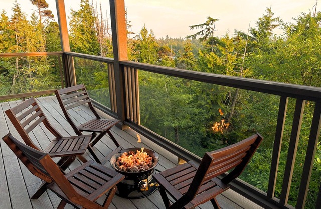 Panoramic Rainforest & Ocean Views, Fire Pit & EV Plug in Ucluelet